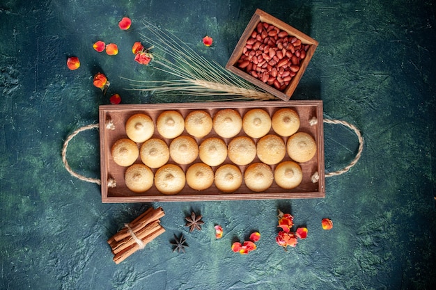 Bovenaanzicht smakelijke koekjes met pinda's op donkere achtergrond suikerkoekje koekje taartnoot thee cake kleur zoet