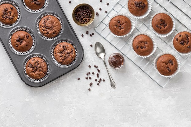 Bovenaanzicht smakelijke muffin en lepel