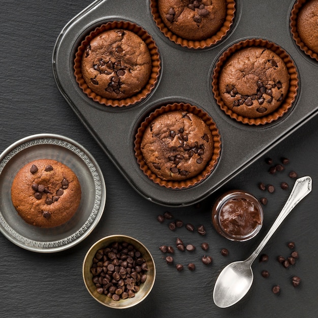 Bovenaanzicht smakelijke muffin met chocolade in bakplaat