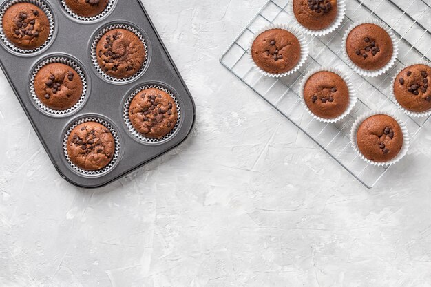 Bovenaanzicht smakelijke muffin met chocolade kopie ruimte
