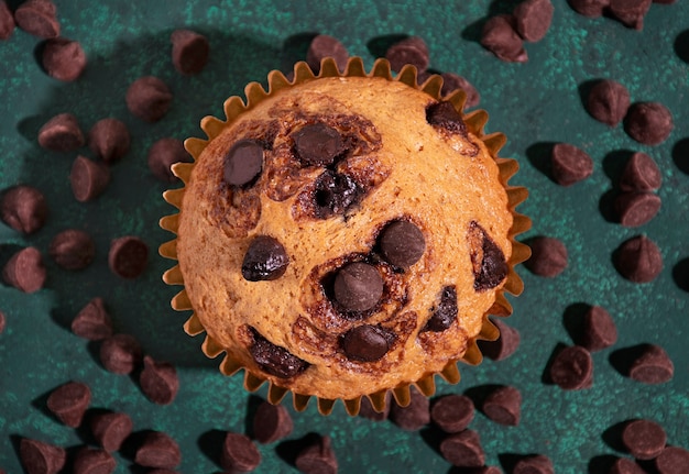 Gratis foto bovenaanzicht smakelijke muffin met chocoladeschilfers