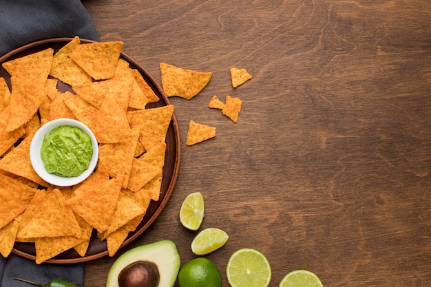 Bovenaanzicht smakelijke nacho's met verse guacamole