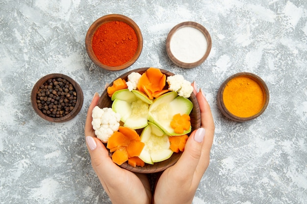 Bovenaanzicht smakelijke nuttige salade met kruiden op witte achtergrond salade groenten maaltijd voedsel gezondheid