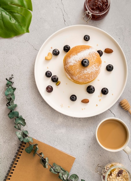 Bovenaanzicht smakelijke pannenkoeken met bessen