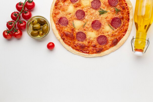 Bovenaanzicht smakelijke pizza en kopie ruimte