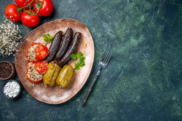 bovenaanzicht smakelijke plantaardige dolma met tomaten, voedselkleur keuken gezondheid gerecht maaltijd diner