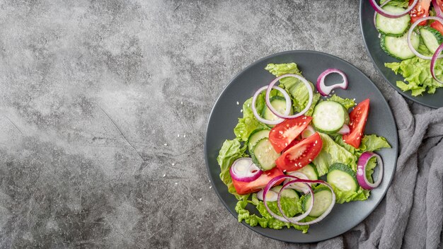 Bovenaanzicht smakelijke salade met biologische groenten