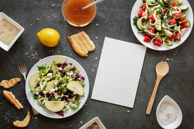 Bovenaanzicht smakelijke salade met citroen