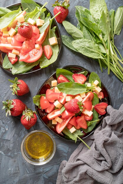 Bovenaanzicht smakelijke salade met groenten en fruit