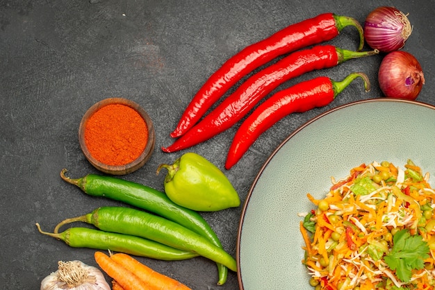 Gratis foto bovenaanzicht smakelijke salade met verse groenten op grijs voedsel dieet salade gezondheid