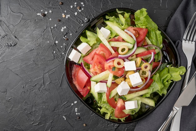 Bovenaanzicht smakelijke salade op een bord