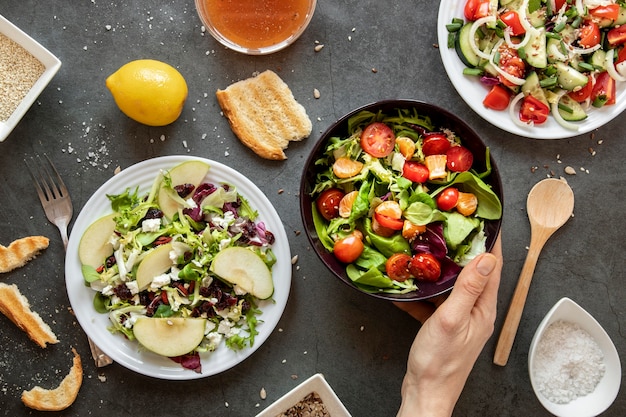 Bovenaanzicht smakelijke salade op tafel