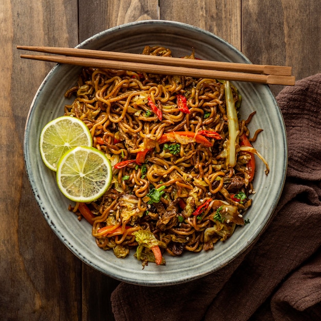 Bovenaanzicht smakelijke samenstelling van noedels op een tafel