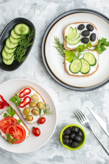 Bovenaanzicht smakelijke sandwiches met verse groentesalade op witte achtergrond voedsel gezondheid maaltijd lunch horizontale toast burger
