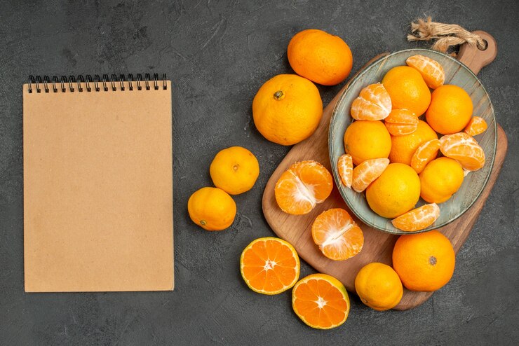 Gratis Foto bovenaanzicht smakelijke sappige mandarijnen binnen plaat op grijze achtergrond