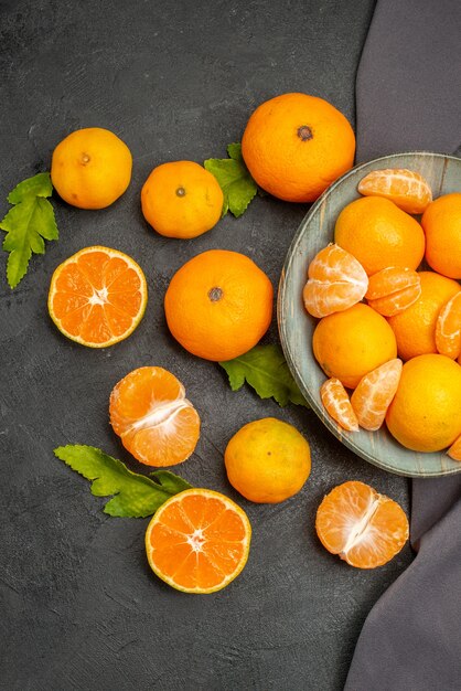 Bovenaanzicht smakelijke sappige mandarijnen op de donkere achtergrond