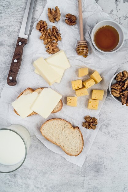 Bovenaanzicht smakelijke selectie van kaas met honing en brood