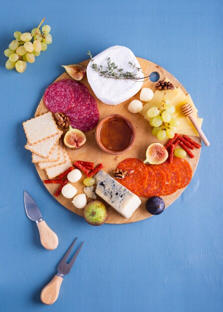 Bovenaanzicht smakelijke set snacks op een tafel