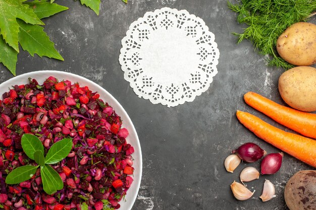 Gratis foto bovenaanzicht smakelijke vinaigrette bietensalade met greens op het donkere oppervlak