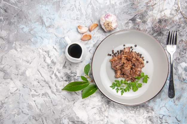 Bovenaanzicht smakelijke vleesgerecht met saus op de lichte witte tafel maaltijd diner vleesgerecht