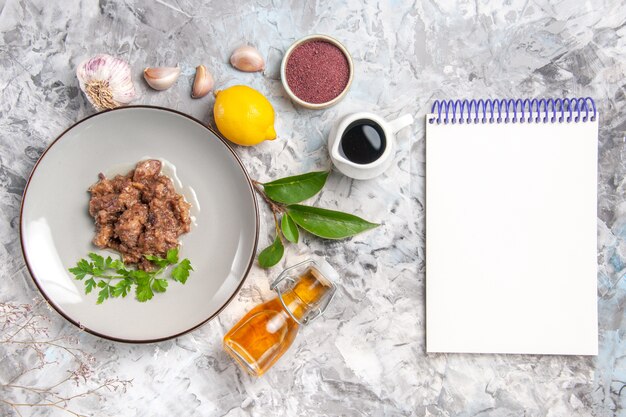 Bovenaanzicht smakelijke vleesgerecht met saus op witte tafel diner maaltijd vleesgerecht