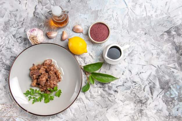 Bovenaanzicht smakelijke vleesgerecht met saus op witte tafel diner maaltijd vleesgerecht