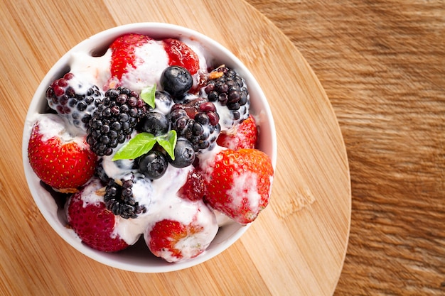 Bovenaanzicht smakelijke yoghurt op houten tafel