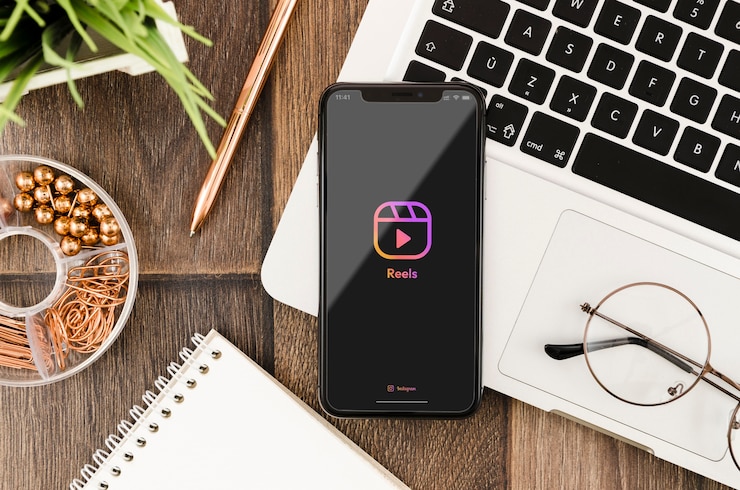Gratis Foto bovenaanzicht smartphone op laptop
