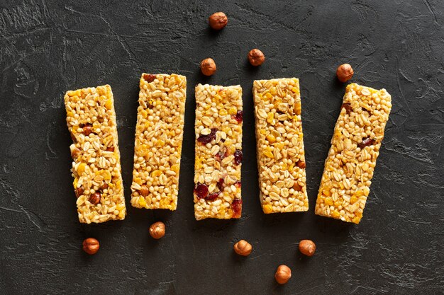 Bovenaanzicht snackbars met hazelnoten