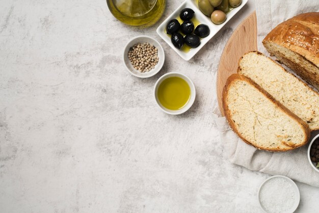 Bovenaanzicht sneetjes brood en biologische olijven