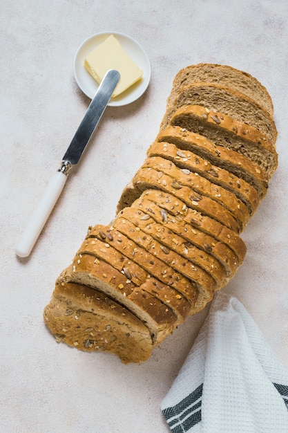 Gratis foto bovenaanzicht sneetjes brood met boter en mes