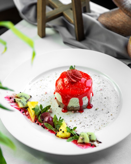 Gratis foto bovenaanzicht soufflé met aardbeien slagroom met fruit decor op een bord