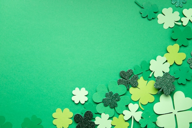 Gratis foto bovenaanzicht st. patrick's day met klavers