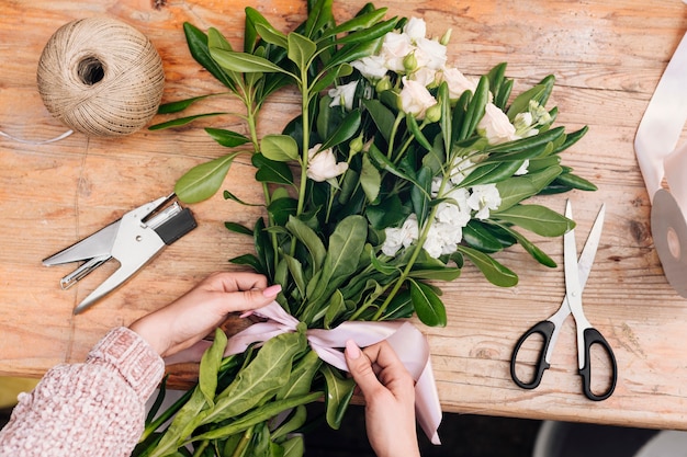 Bovenaanzicht stelletje bloemen met een strik