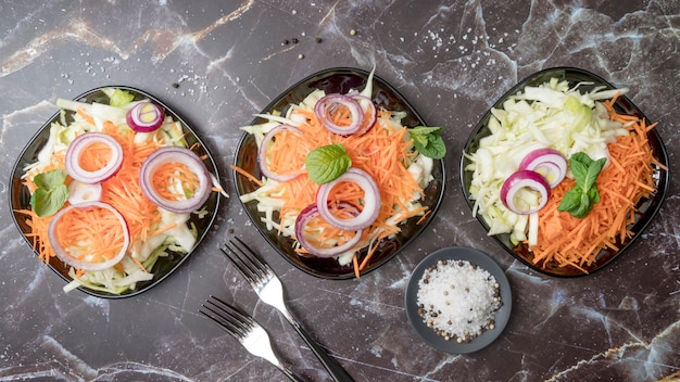 Bovenaanzicht stelletje smakelijke salades op tafel