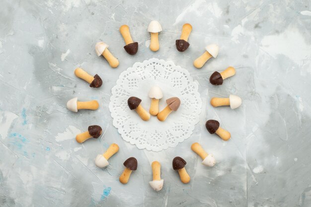 Bovenaanzicht stick cookies zacht met verschillende chocoladekapjes bekleed op het grijze, lichte oppervlak cake koekjeskoekje