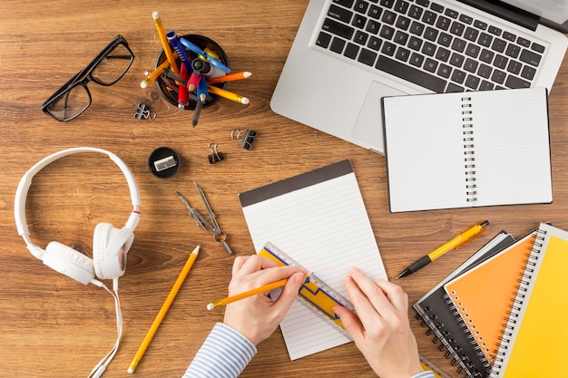 Bovenaanzicht student doet geometrische problemen op Kladblok