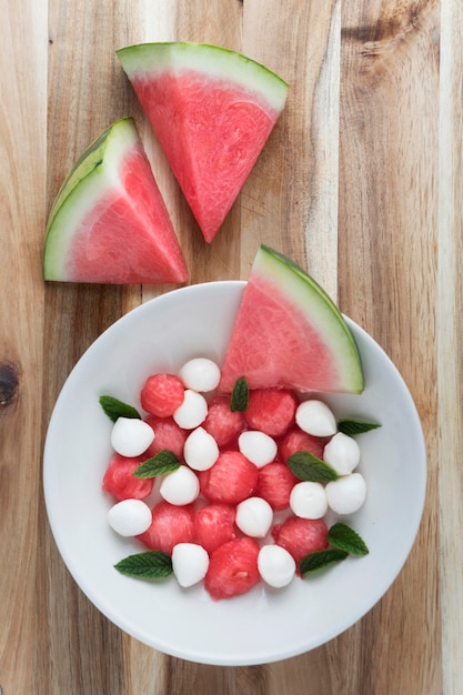 Gratis foto bovenaanzicht stukken watermeloen en mozzarella