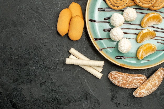 Bovenaanzicht suiker koekjes met koekjes en snoepjes op de grijze achtergrond