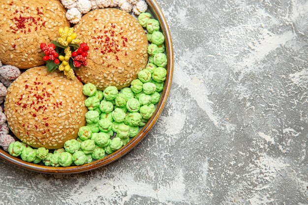 Bovenaanzicht suiker koekjes met snoepjes in lade op de witte achtergrond cake pie cookie zoete koekje kandijsuiker