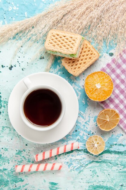 Bovenaanzicht suiker koekjes met wafels op de blauwe achtergrond