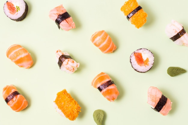 Gratis foto bovenaanzicht sushi-assortimenten