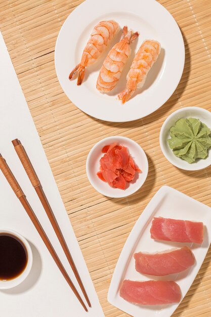 Bovenaanzicht sushi dag concept met sojasaus en eetstokjes