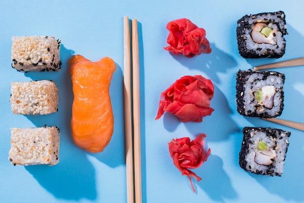 Bovenaanzicht sushi rolt met sojasaus