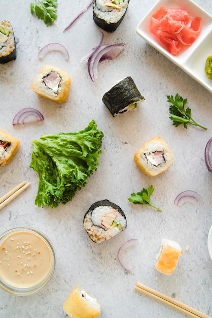 Gratis foto bovenaanzicht sushi rolt met specerijen en ingrediënten