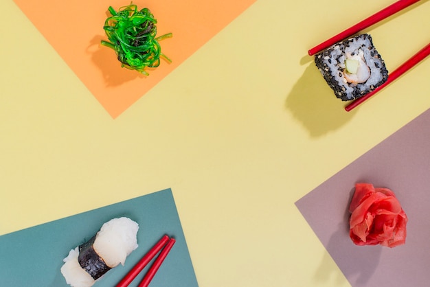 Gratis foto bovenaanzicht sushi rolt voor een feestje