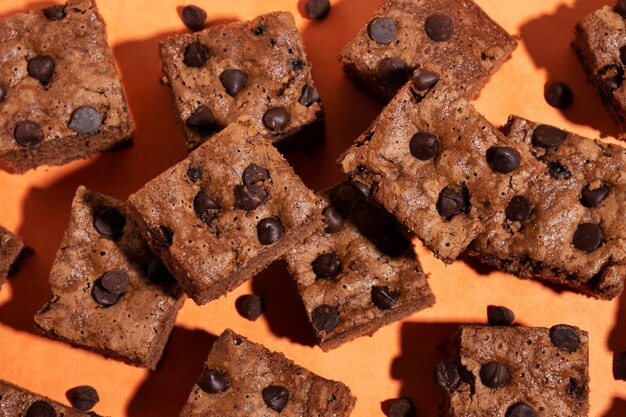 Bovenaanzicht taarten en chocoladeschilfers