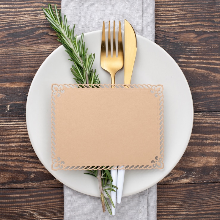 Gratis Foto bovenaanzicht tabel instelling met blanco vel papier