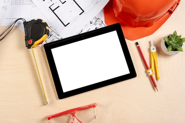 Gratis foto bovenaanzicht tablet op bureau mock-up