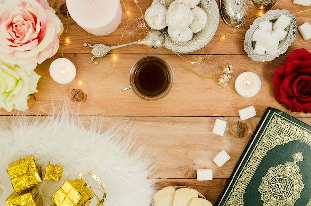 Bovenaanzicht tafel met Arabische gebakjes en koran